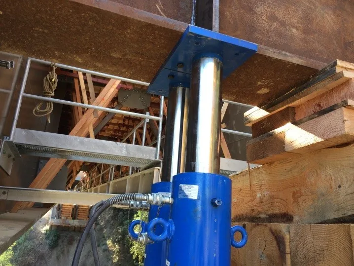 Jacks bolted to the structure key part of design